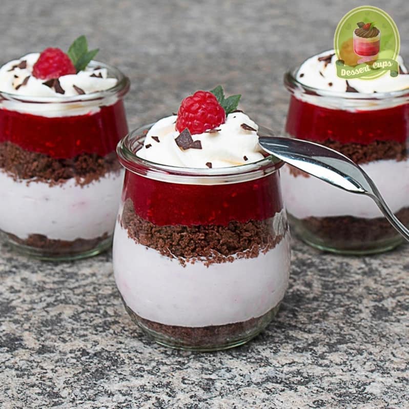 Himbeer Dessert Im Glas Mit Schokosplittern Glasdesserts Himbeer Dessert Im Glas Mit Schokosplittern Glasdesserts